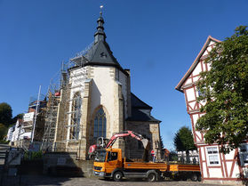 Pflaster- und Treppenarbeiten an St. Crescentius (Foto:Karl-Franz Thiede)